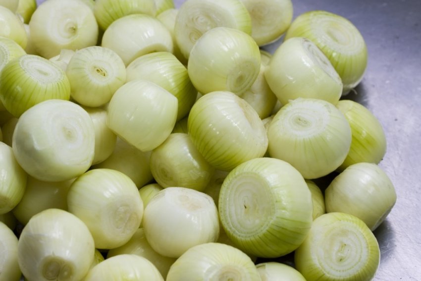 Очищена цибуля Очищена цибуля