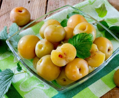 Мочені яблука в капусті: рецепт приготування