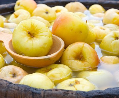 Засолювання яблук у відрі