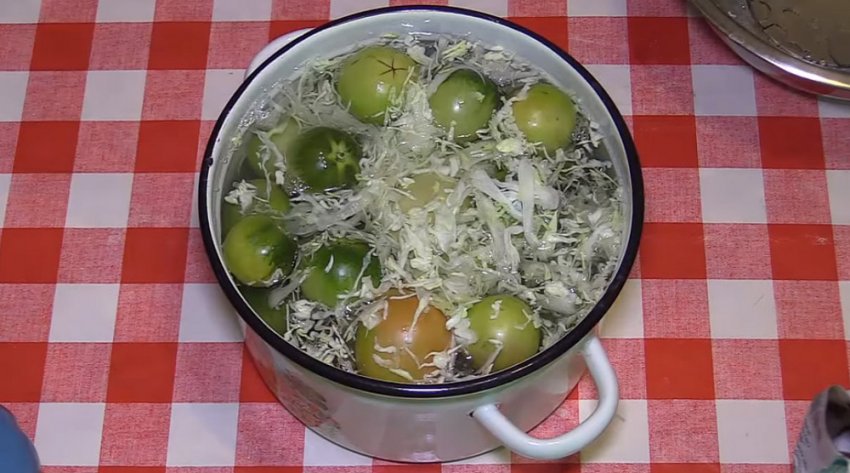 Зелені помідори з капустою