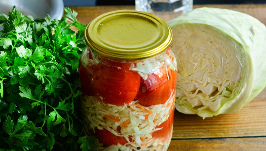 Капуста з помідорами на зиму