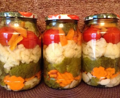 Овочеве асорті з цвітною капустою на зиму без стерилізації в домашніх умовах: рецепти