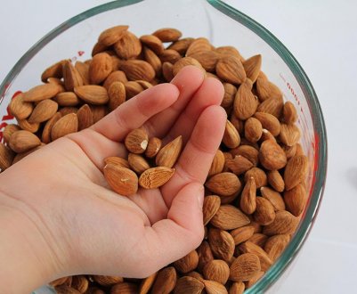 Чим відрізняється мигдаль від абрикосової кісточки