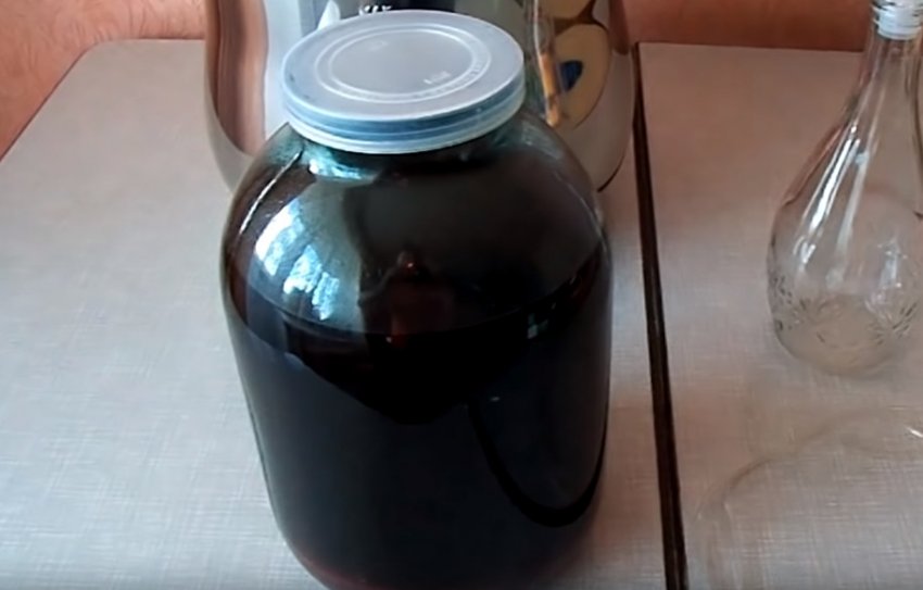 Как сделать черный самогон. Фляга для браги. Самогон на чернике. Облагораживание самогона. Кедровый самогон.