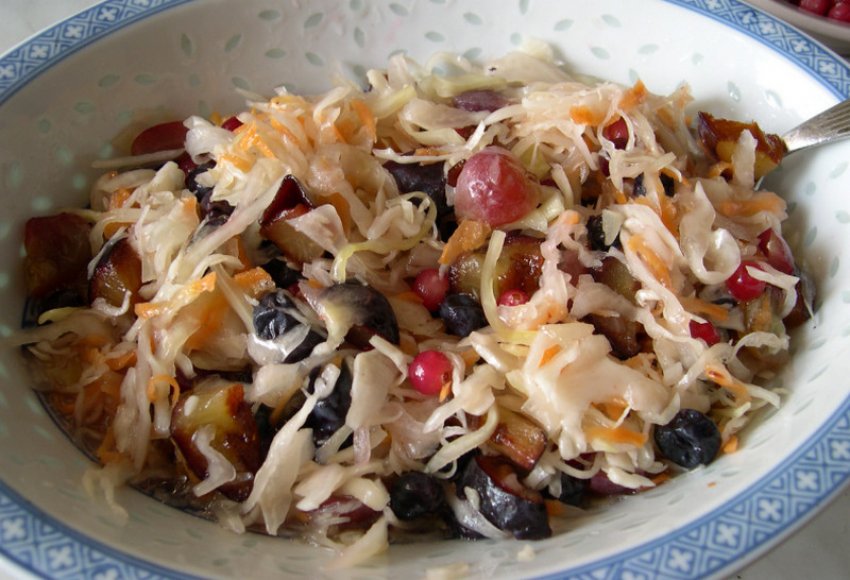 Капуста з морквою та сливою
