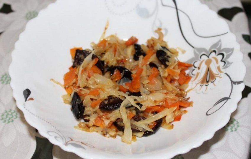 Капуста з чорносливом