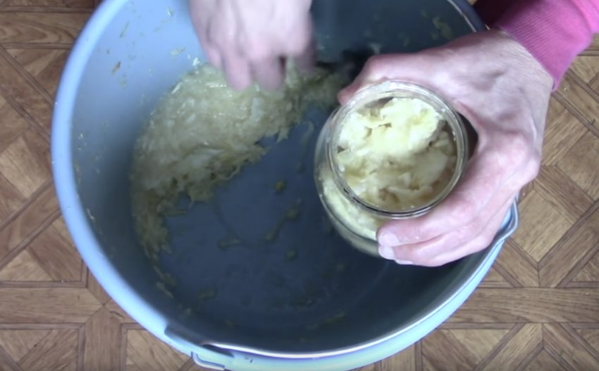 Розкласти квашену капусту по банках