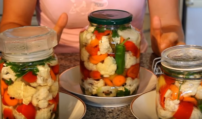 рецепты квашеной цветной капусты. 79145.prprwo.850. рецепты квашеной цветной капусты фото. рецепты квашеной цветной капусты-79145.prprwo.850. картинка рецепты квашеной цветной капусты. картинка 79145.prprwo.850. Квашеная цветная капуста – очень вкусный и полезный продукт, в котором содержится большое количество витамина С и кальция. Существует множество различных рецептов приготовления. Практически все они простые, поэтому с ними справится даже новичок. В статье расскажем, как заготовить квашеную цветную капусту на зиму.