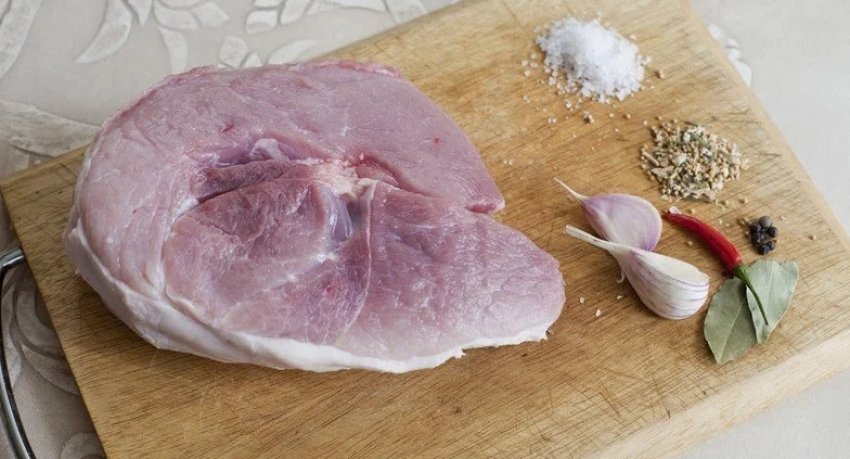 свиней пастереллез можно есть мясо. 7918.pfambc.850. свиней пастереллез можно есть мясо фото. свиней пастереллез можно есть мясо-7918.pfambc.850. картинка свиней пастереллез можно есть мясо. картинка 7918.pfambc.850. Пастереллез – распространенное и опасное инфекционное заболевание, которое часто встречается у поросят и реже у взрослых свиней. Возбудитель – бактерия Pasteurella multocida – достаточно уязвима под воздействием дезинфектантов и прямых солнечных лучей. Однако во влажном помещении, где содержится большое поголовье, а санитарные условия неудовлетворительные, бактерия быстро размножается (инкубационный период – от нескольких часов до 14 дней) и способна нанести огромный ущерб хозяйству: гибель животных может превышать 40% поголовья. Пастереллез животных опасен и для человека.