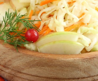 Як солити капусту з яблуками: у банці, каструлі, відрі, бочці