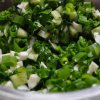 Зелёный лук с солью и растительным маслом