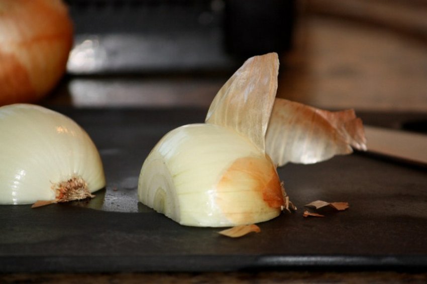 Чищення цибулі від лушпиння Чищення цибулі від лушпиння