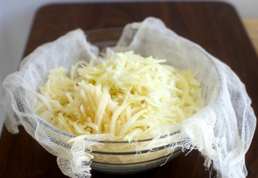 Вижимання цибульного соку через марлю Вижимання цибульного соку через марлю