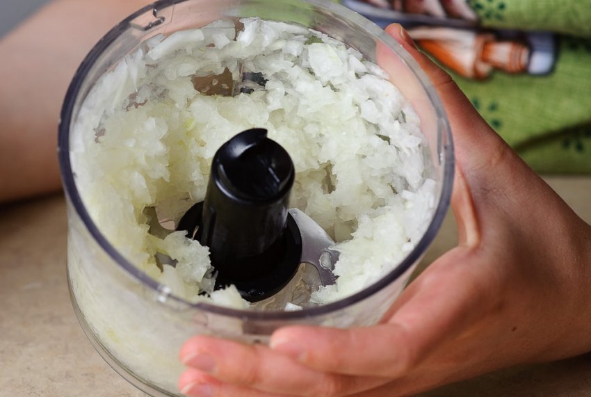 Подрібнену цибулю в блендері Подрібнену цибулю в блендері