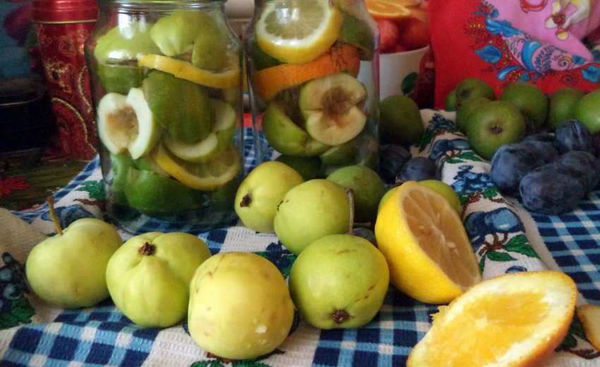 Компот із яблук, апельсина и сливы Компот із яблук, апельсина и сливы