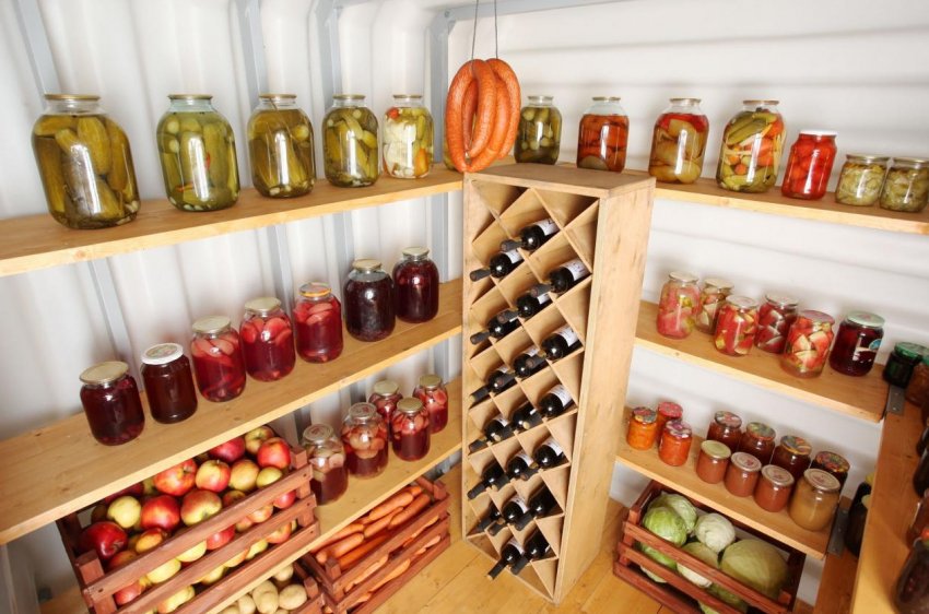 Зберігання консервації в підвалі