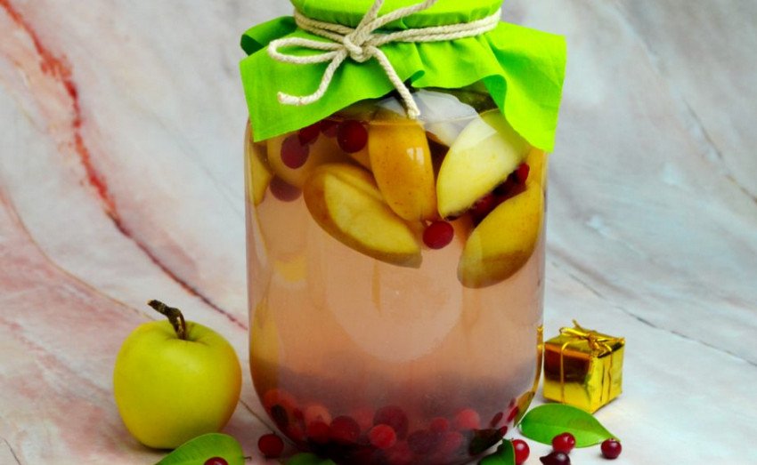 Компот із яблук и клюквы Компот із яблук и клюквы