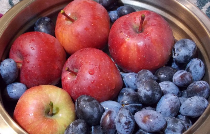 Яблука і сливи Яблука і сливи