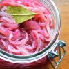 Как приготовить красный маринованный лук