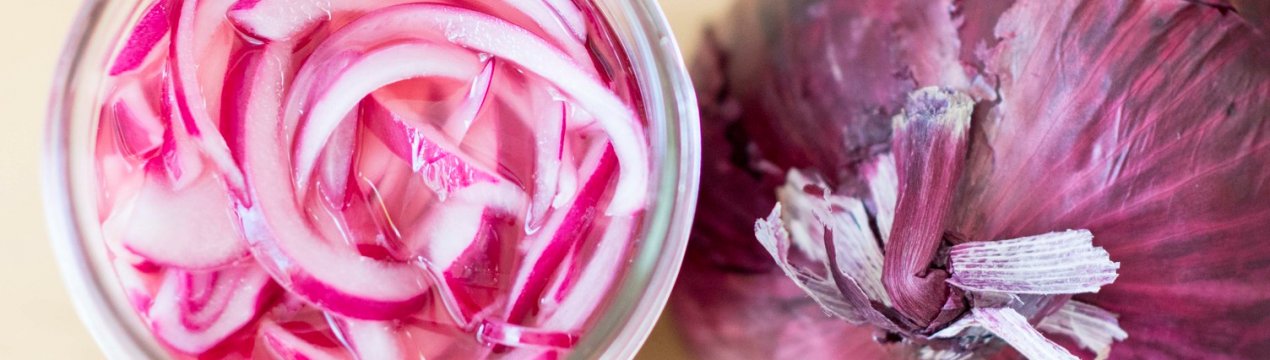 Як замаринувати червону цибулю швидко та смачно