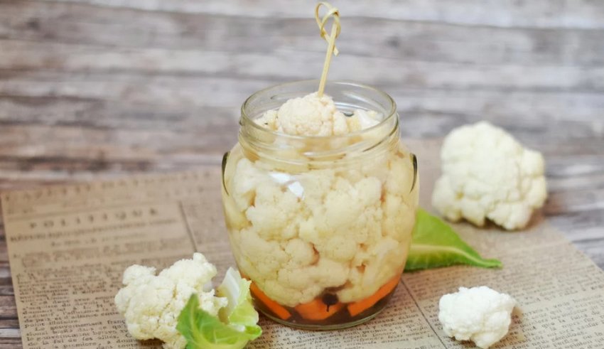 Хрустка маринована цвітна капуста, що маринується Хрустка маринована цвітна капуста, що маринується
