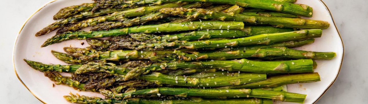 Осетинські фермери збирають перший урожай спаржі з дитячою цікавістю