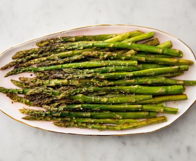Осетинські фермери збирають перший урожай спаржі з дитячою цікавістю