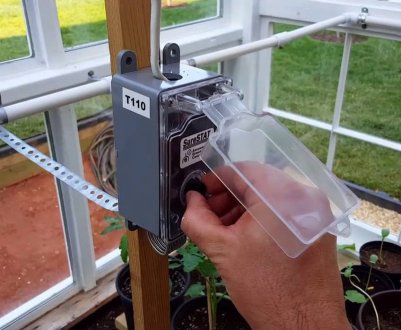 Датчики в теплиці, використання терморегулятора