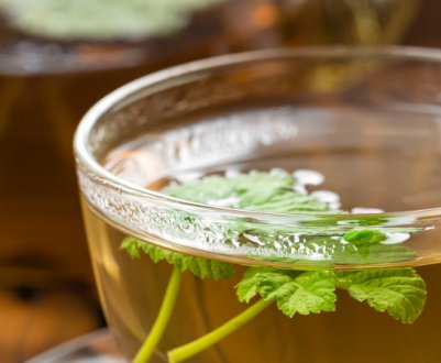 Чай з листя малини: хімічний склад, застосування, користь і шкода