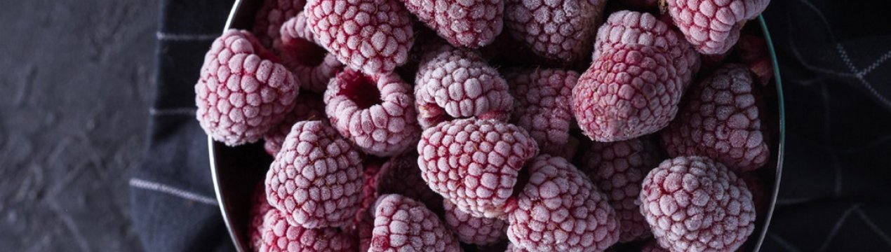 Чем полезна замороженная малина с сахаром. . Чем полезна замороженная малина с сахаром фото. Чем полезна замороженная малина с сахаром-. картинка Чем полезна замороженная малина с сахаром. картинка . Всем нам знаком мультфильм о мифическом герое Карлсоне и его похождениях с Малышом. И всем запомнился он неимоверной любовью к варенью. За один раз он выпивал трёхлитровую банку этого лакомства, чтобы иметь возможность вновь летать. Все мы тоже немного Карлсоны. В нашей стране это многолетний менталитет, летом, в период сбора урожая все не только маринуют и солят сборы со своих соток, но и варят компоты, варенья, джемы. Ведь, сплошное удовольствие доставать зимой баночки этих деликатесов из погреба, к семейному столу. В доме создаётся особенная атмосфера и стол полон разных угощений. Не стыдно гостей позвать и всегда есть чем семью накормить. При этом немаленькая экономия бюджета. От таких лакомств никто не откажется. Варенья же варят не только из ягод, но и овощей, фруктов и даже цветов.