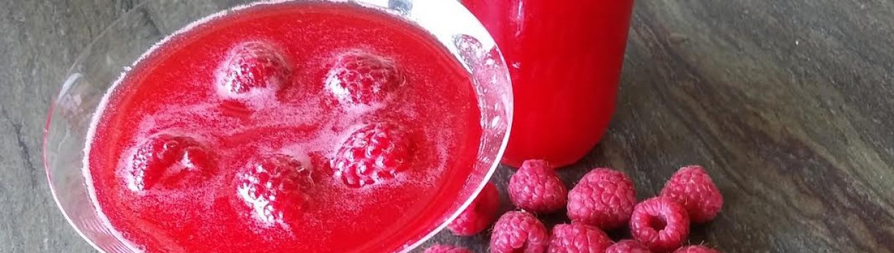 Сок малины польза и вред. . Сок малины польза и вред фото. Сок малины польза и вред-. картинка Сок малины польза и вред. картинка . Ягода малинового куста, относящегося к семейству розовых, всегда ценилась за изысканный вкус и приятный аромат. Это сложный плод, состоящий из множества мелких косточек, обвитых плодоножкой. В зависимости от сорта куста, спелая малина может иметь различные варианты окраски – от насыщенного красного, практически бордового, до бледно-желтого. Имеются некоторые отличия и в размере плода. Зависят они от вида сорта и могут быть как небольшими, так и весьма крупными. Считается, что малина, произрастающая в лесу ароматнее, чем ее садовый аналог. Ягоды могут содержать большое количество сока и ценятся за свойства укреплять и защищать иммунную систему.