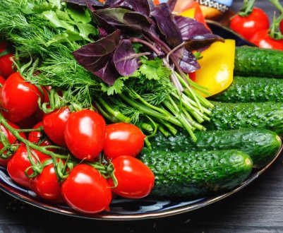 Помідорно-огіркове Підмосков'ї урізноманітнюють ягідними кущами