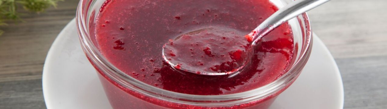 Як смачно приготувати протерту малину з цукром на зиму без варіння: пропорції