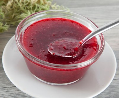 Як смачно приготувати протерту малину з цукром на зиму без варіння: пропорції