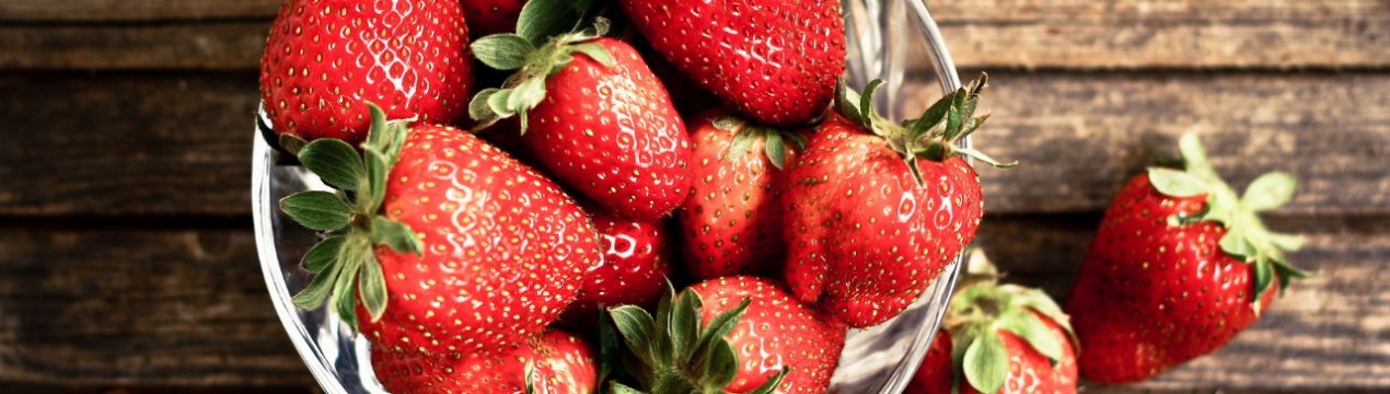 Російську столицю «прикрасили» 80 наметами з продажу полуниці