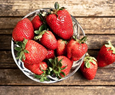 Російську столицю «прикрасили» 80 наметами з продажу полуниці