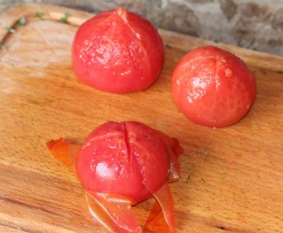 Як швидко і правильно очистити помідори від шкірки