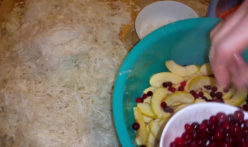 капуста квашенная рецепт с яблоками и морковью. Смотреть фото капуста квашенная рецепт с яблоками и морковью. Смотреть картинку капуста квашенная рецепт с яблоками и морковью. Картинка про капуста квашенная рецепт с яблоками и морковью. Фото капуста квашенная рецепт с яблоками и морковью