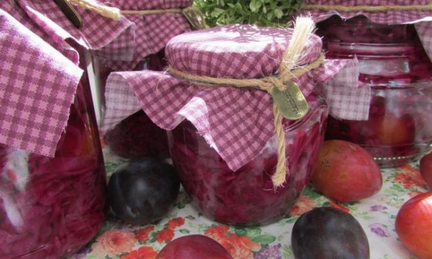 Маринована червонокачанна капуста со сливами Маринована червонокачанна капуста со сливами