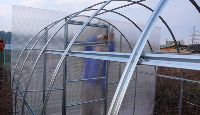 Збірка профільного каркаса теплиці