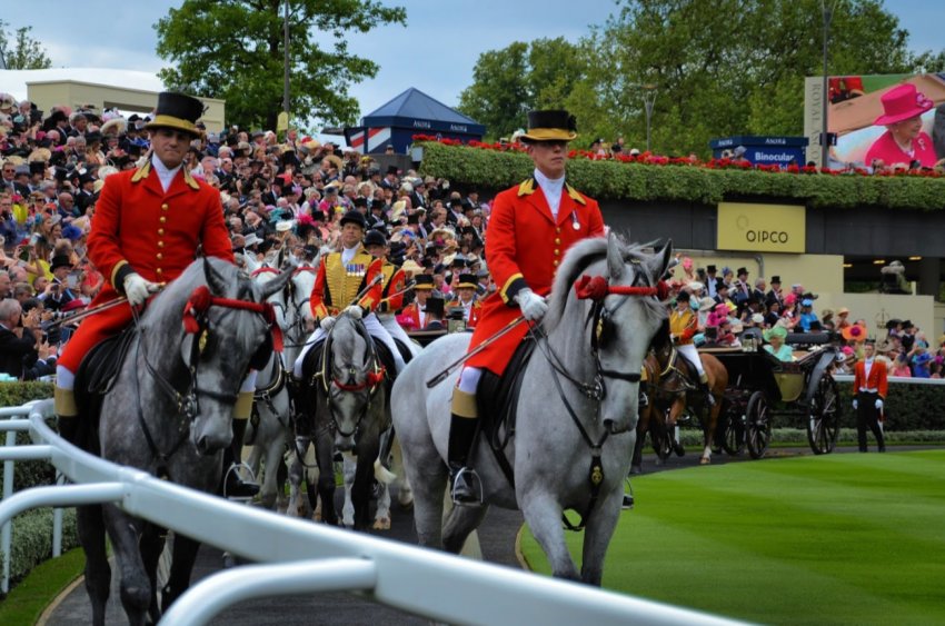 У Великобританії тисячі людей відвідали шоу Kenilworth, незважаючи на негоду У Великобританії тисячі людей відвідали шоу Kenilworth, незважаючи на негоду