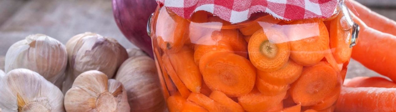 Морковь маринованная видео рецепт. . Морковь маринованная видео рецепт фото. Морковь маринованная видео рецепт-. картинка Морковь маринованная видео рецепт. картинка . Домашняя маринованная морковка – это кладезь витаминов, вариант вкусной и простой в приготовлении закуски для всей семьи. Такое блюдо обогатит рацион каротинами и понравится даже тем, кто редко употребляет в пищу овощи. Морковь получится хрустящей, сохранит полезные вещества и насыщенный ярко-оранжевый цвет, если довериться хорошему рецепту.