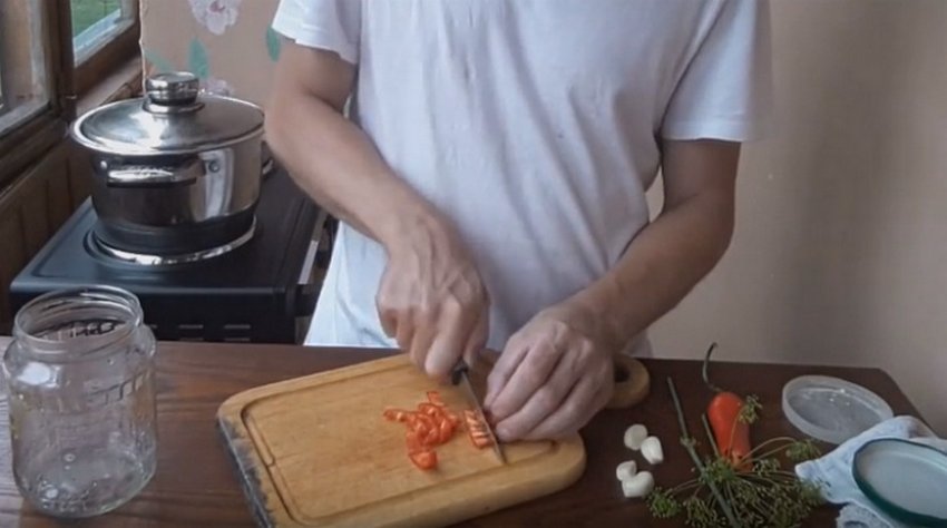 Морковь маринованная видео рецепт. 89056.pszfh0.850. Морковь маринованная видео рецепт фото. Морковь маринованная видео рецепт-89056.pszfh0.850. картинка Морковь маринованная видео рецепт. картинка 89056.pszfh0.850. Домашняя маринованная морковка – это кладезь витаминов, вариант вкусной и простой в приготовлении закуски для всей семьи. Такое блюдо обогатит рацион каротинами и понравится даже тем, кто редко употребляет в пищу овощи. Морковь получится хрустящей, сохранит полезные вещества и насыщенный ярко-оранжевый цвет, если довериться хорошему рецепту.