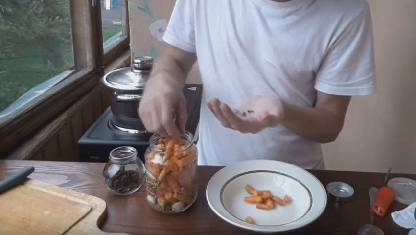 Морковь маринованная видео рецепт. 89059.pszfh0.850. Морковь маринованная видео рецепт фото. Морковь маринованная видео рецепт-89059.pszfh0.850. картинка Морковь маринованная видео рецепт. картинка 89059.pszfh0.850. Домашняя маринованная морковка – это кладезь витаминов, вариант вкусной и простой в приготовлении закуски для всей семьи. Такое блюдо обогатит рацион каротинами и понравится даже тем, кто редко употребляет в пищу овощи. Морковь получится хрустящей, сохранит полезные вещества и насыщенный ярко-оранжевый цвет, если довериться хорошему рецепту.
