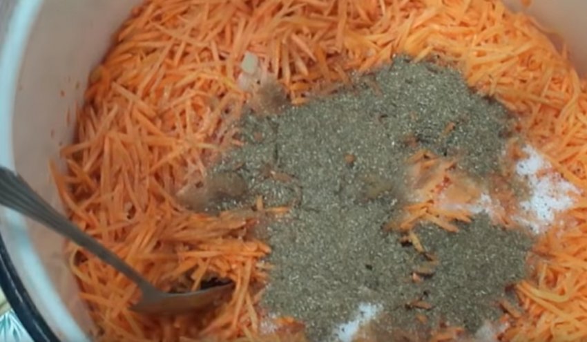 Морковь маринованная видео рецепт. 89101.pszhgo.850. Морковь маринованная видео рецепт фото. Морковь маринованная видео рецепт-89101.pszhgo.850. картинка Морковь маринованная видео рецепт. картинка 89101.pszhgo.850. Домашняя маринованная морковка – это кладезь витаминов, вариант вкусной и простой в приготовлении закуски для всей семьи. Такое блюдо обогатит рацион каротинами и понравится даже тем, кто редко употребляет в пищу овощи. Морковь получится хрустящей, сохранит полезные вещества и насыщенный ярко-оранжевый цвет, если довериться хорошему рецепту.