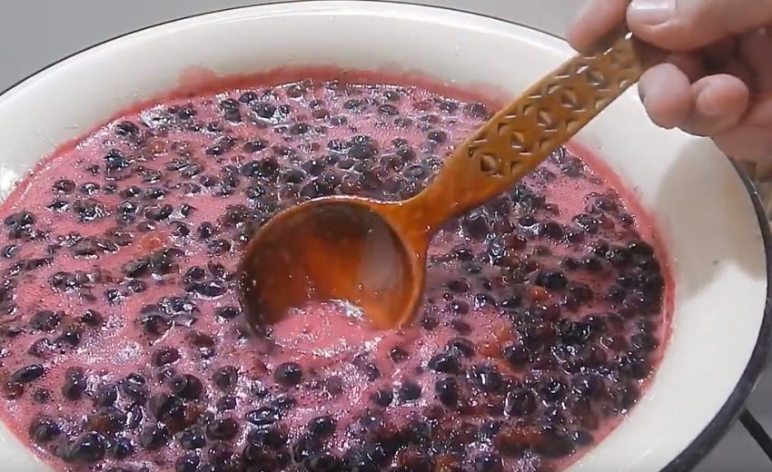 Сколько варенья из 2 кг смородины. Варенье из чёрной смородины пятиминутка. Варенье смородина пятиминутка. Смородиновое варенье пятиминутка. Варенье из чёрной смородины пятиминутка на зиму.