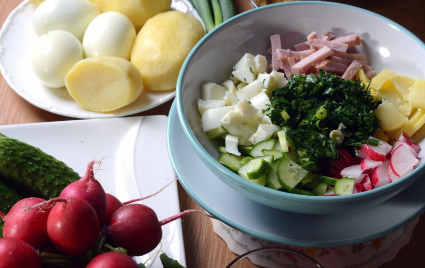 Експерти рекомендують росіянам готувати окрошку з фермерських овочів і органічної «молочки»