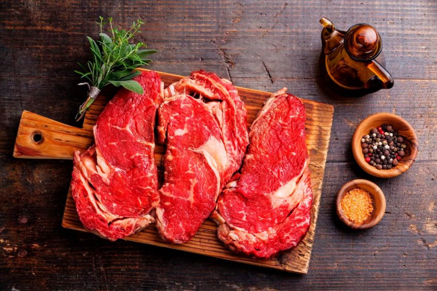 Росіяни все рідше споживають імпортну курятину, але не в силах відмовитися від імпортної яловичини