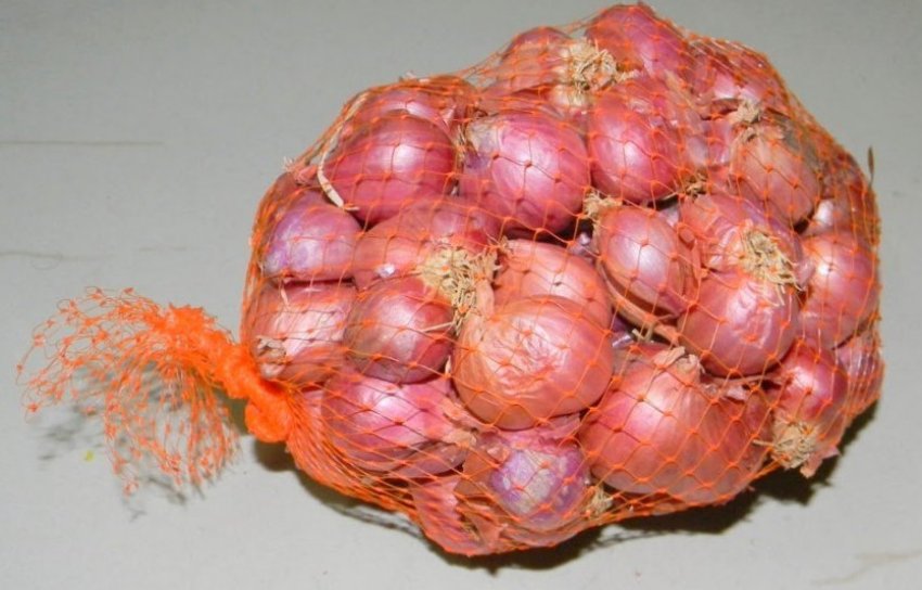 Зберігання цибулі в сітках