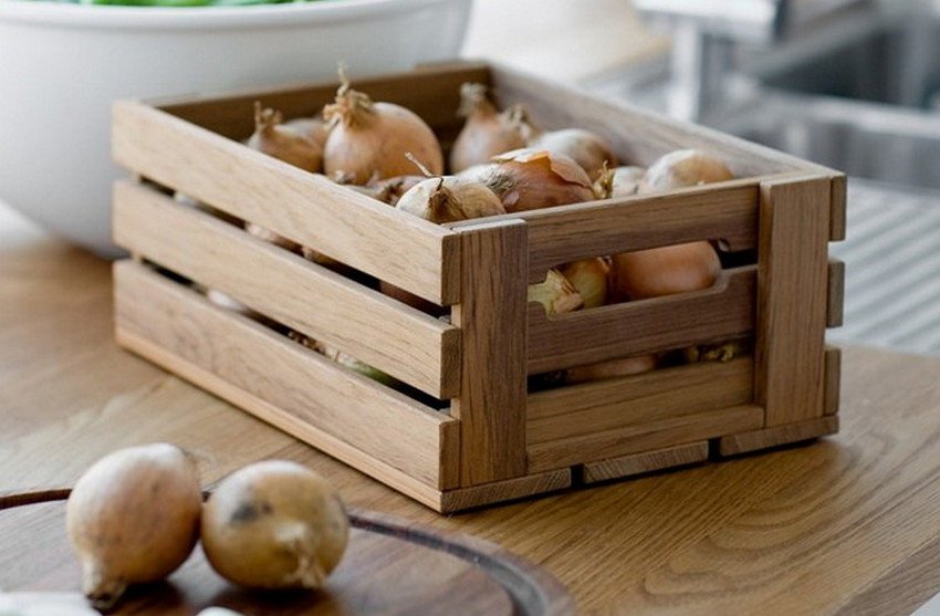 Зберігання цибулі в ящиках